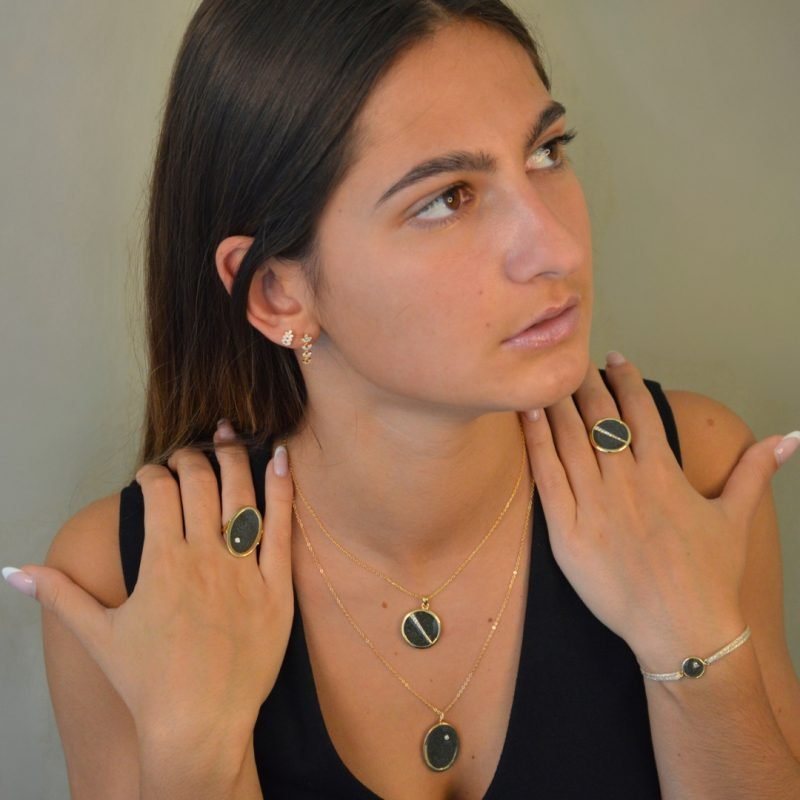Bague imaginée et réalisée artisanalement dans notre atelier parisien. Chaque pièce est unique et présente ses propres irrégularités (variations de couleur et de taille des fragments de pierre). Bijou porté, Crédit GEMITY.