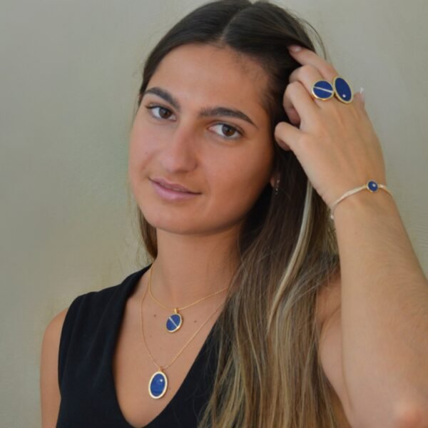 Bague plaquée or ronde intérieur en lapis lazuli (bleu) avec un trait esthétique brillant dans son diamètre. Bijou porté, Crédit GEMITY.