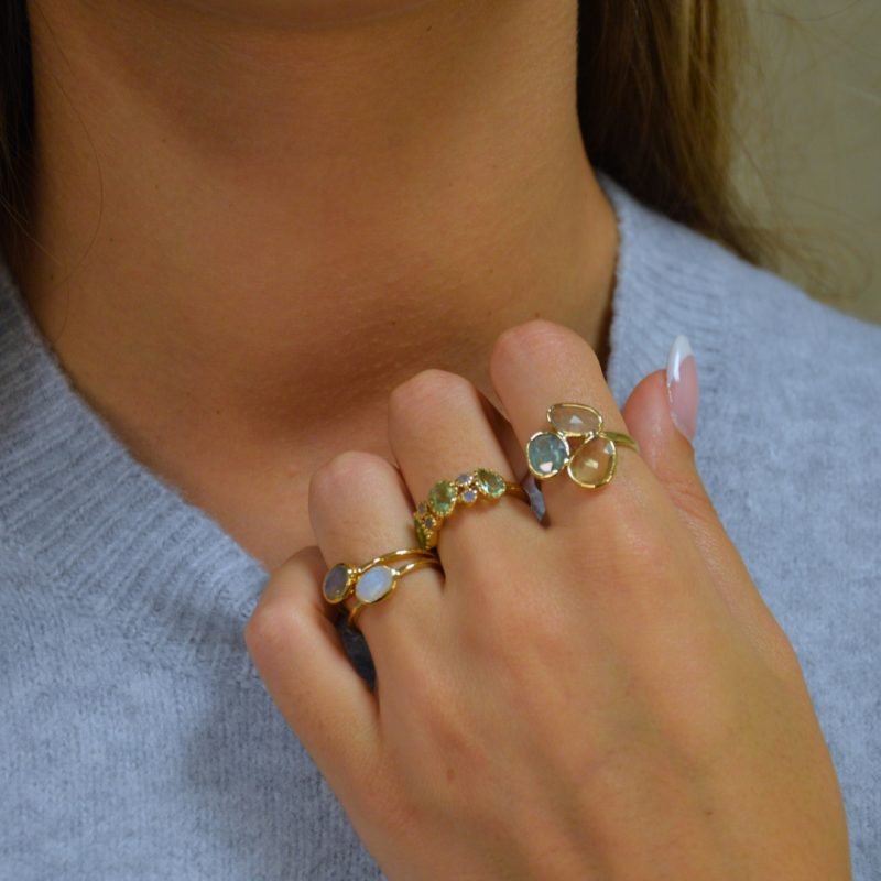 Bague en plaqué or, ornée de trois pierres magnifiques : le golden rutile, la kyanite verte et la citrine. Bijou porté, Crédit GEMITY.