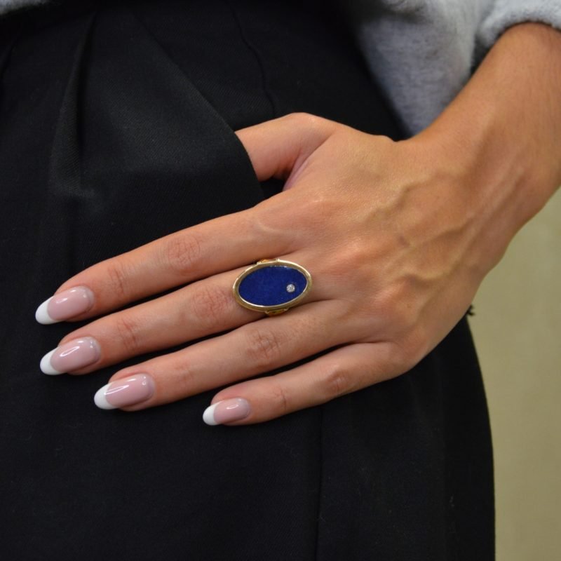 Bague imaginée et réalisée artisanalement dans notre atelier parisien. Chaque pièce est unique et présente ses propres irrégularités (variations de couleur et de taille des fragments de pierre). Bijou porté, Crédit GEMITY.