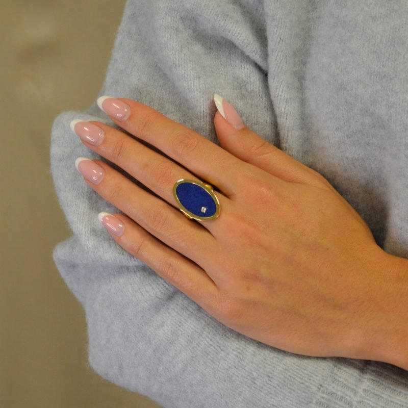 Bague imaginée et réalisée artisanalement dans notre atelier parisien. Chaque pièce est unique et présente ses propres irrégularités (variations de couleur et de taille des fragments de pierre). Bijou porté, Crédit GEMITY.