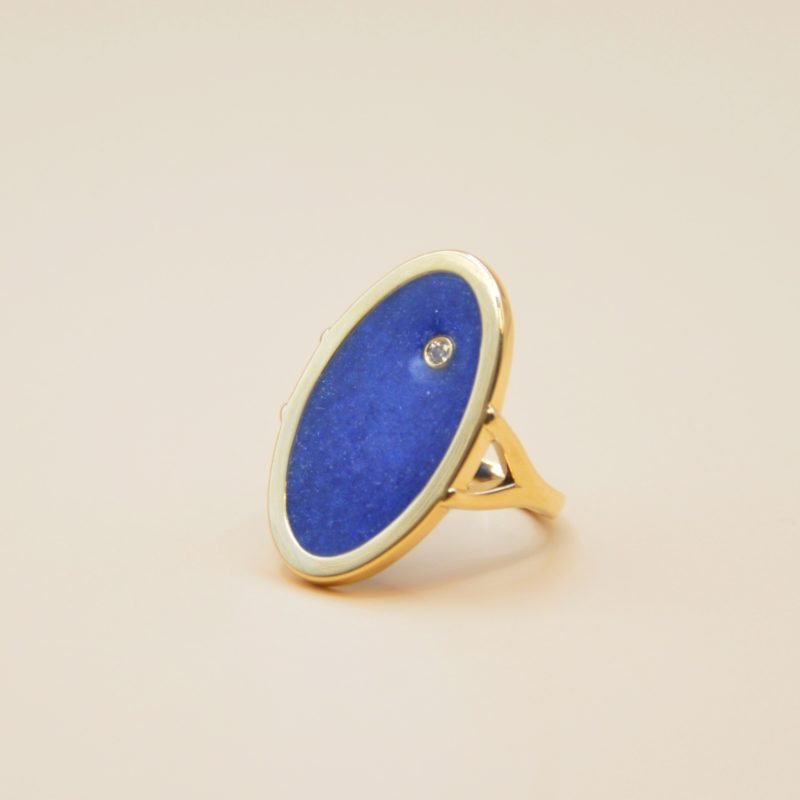 Bague imaginée et réalisée artisanalement dans notre atelier parisien. Chaque pièce est unique et présente ses propres irrégularités (variations de couleur et de taille des fragments de pierre). Bijou seul, Crédit Léo Sédim