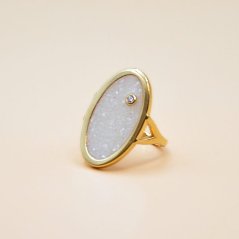 Bague imaginée et réalisée artisanalement dans notre atelier parisien. Chaque pièce est unique et présente ses propres irrégularités (variations de couleur et de taille des fragments de pierre). Bijou seul, Crédit Léo Sédim