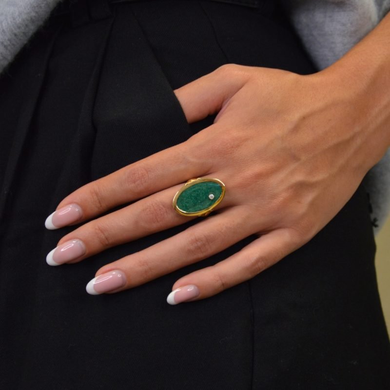 Bague imaginée et réalisée artisanalement dans notre atelier parisien. Chaque pièce est unique et présente ses propres irrégularités (variations de couleur et de taille des fragments de pierre). Bijou porté, Crédit GEMITY.