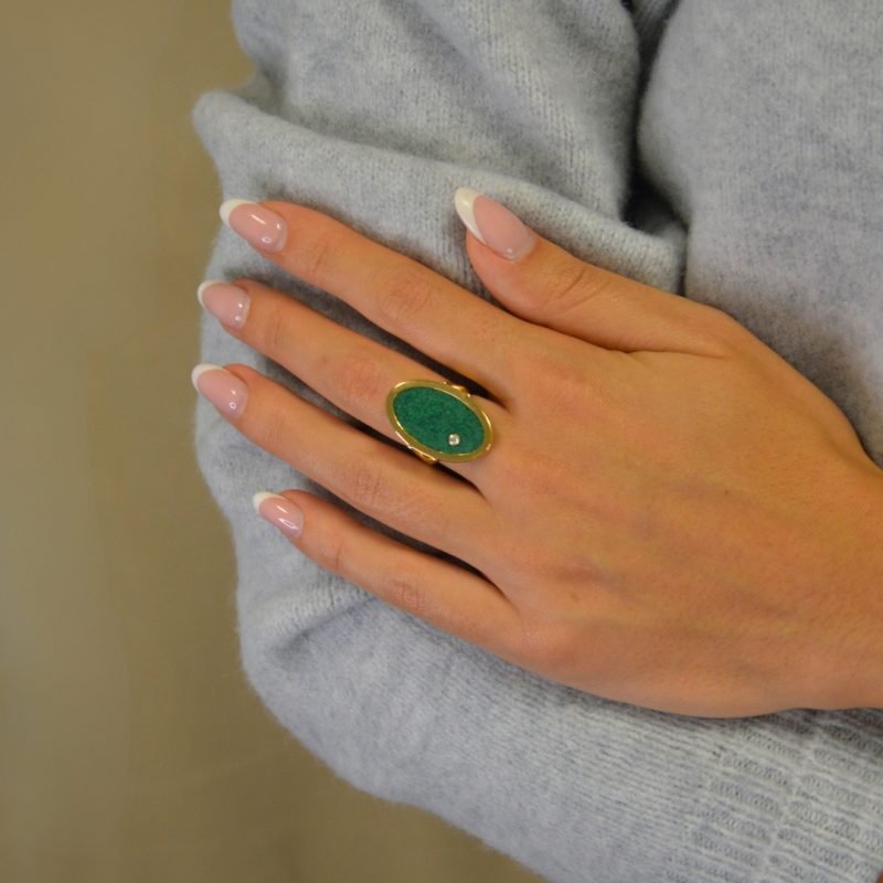 Bague imaginée et réalisée artisanalement dans notre atelier parisien. Chaque pièce est unique et présente ses propres irrégularités (variations de couleur et de taille des fragments de pierre). Bijou porté, Crédit GEMITY.