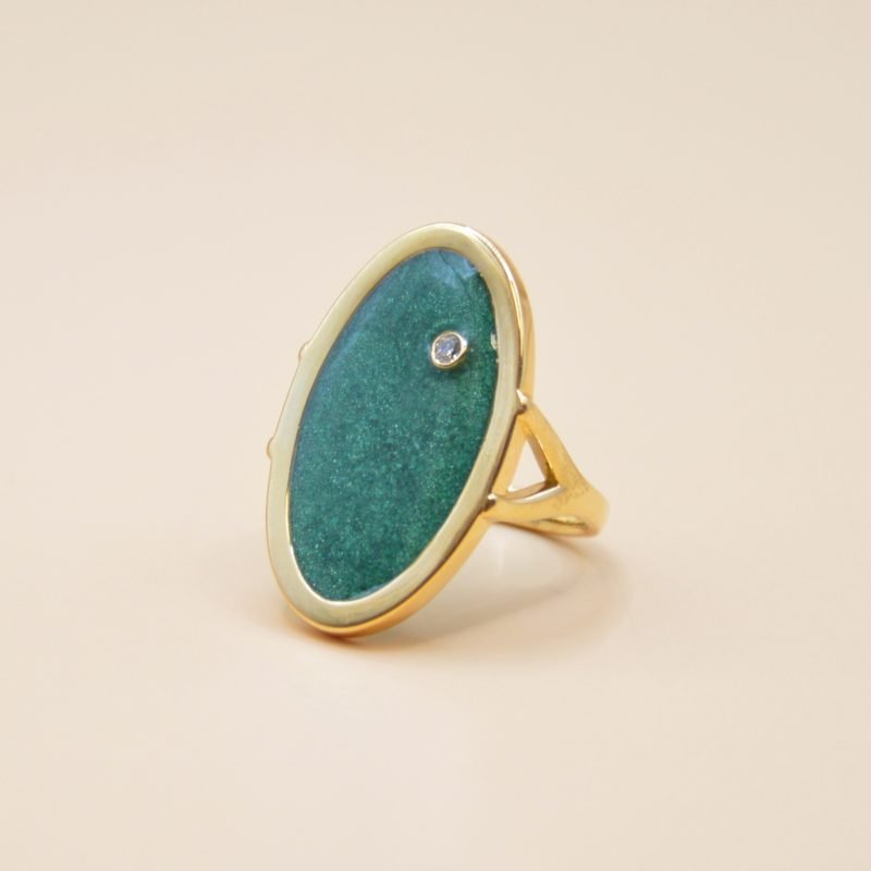 Bague imaginée et réalisée artisanalement dans notre atelier parisien. Chaque pièce est unique et présente ses propres irrégularités (variations de couleur et de taille des fragments de pierre). Bijou seul, Crédit Léo Sédim