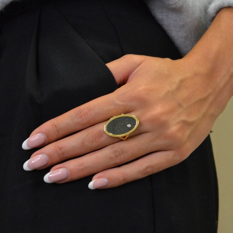Bague imaginée et réalisée artisanalement dans notre atelier parisien. Chaque pièce est unique et présente ses propres irrégularités (variations de couleur et de taille des fragments de pierre). Bijou porté, Crédit GEMITY.