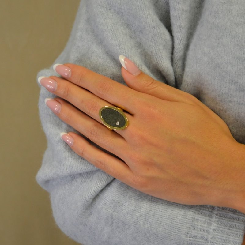 Bague imaginée et réalisée artisanalement dans notre atelier parisien. Chaque pièce est unique et présente ses propres irrégularités (variations de couleur et de taille des fragments de pierre). Bijou porté, Crédit GEMITY.