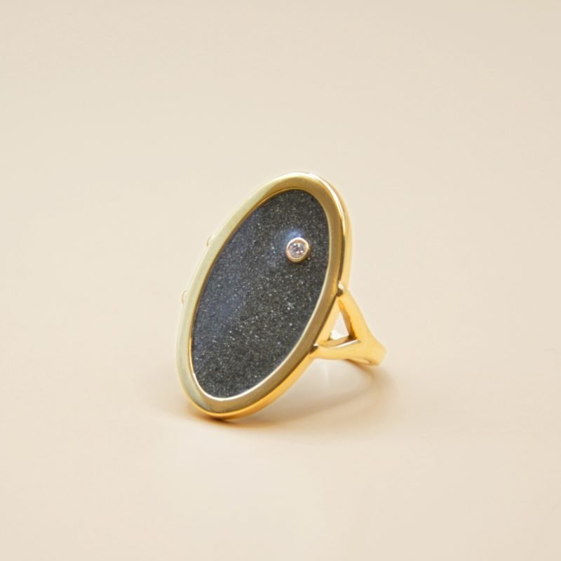 Bague imaginée et réalisée artisanalement dans notre atelier parisien. Chaque pièce est unique et présente ses propres irrégularités (variations de couleur et de taille des fragments de pierre). Bijou seul, Crédit Léo Sédim