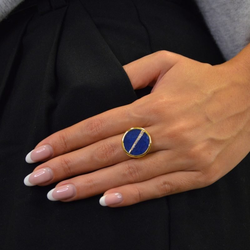 Bague plaquée or ronde intérieur en lapis lazuli (bleu) avec un trait esthétique brillant dans son diamètre. Bijou porté, Crédit GEMITY.
