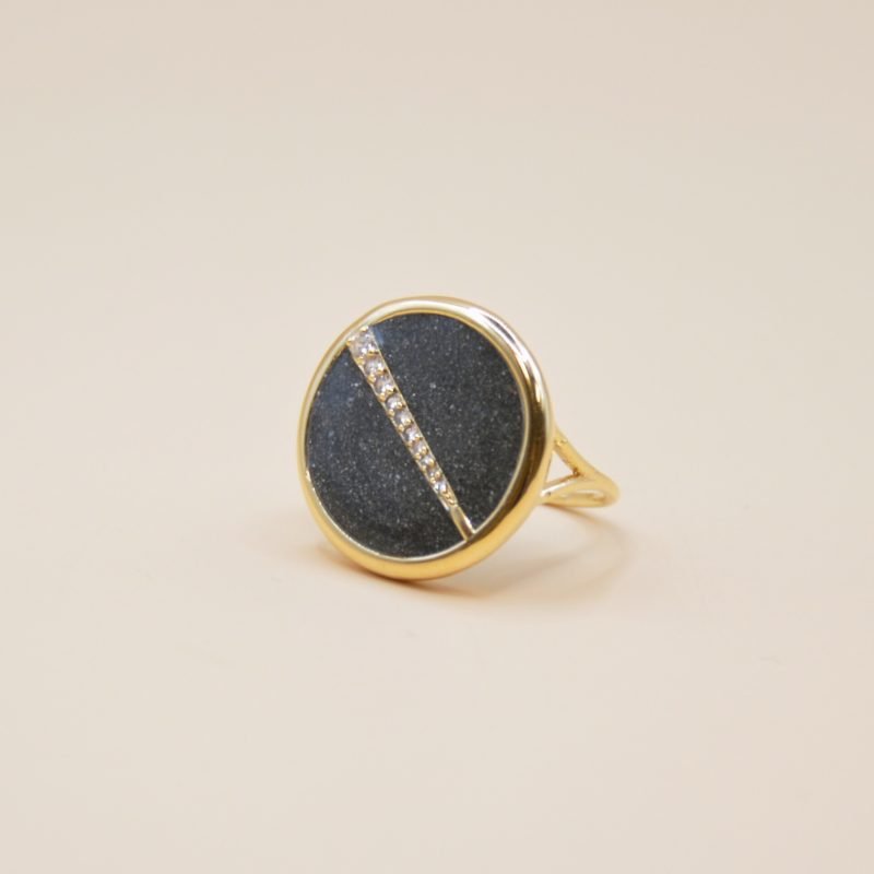 Bague plaquée or ronde intérieur en pyrite (noire) avec un trait esthétique brillant dans son diamètre. Bijou seul, Crédit Léo Sédim