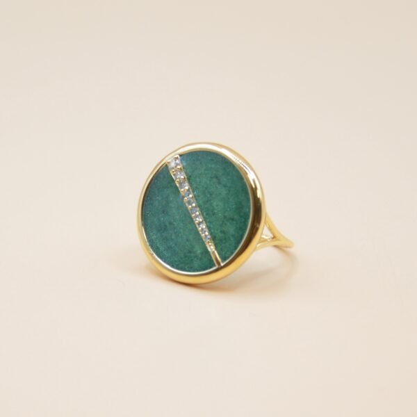 Bague plaquée or ronde intérieur en jaspe (verte) avec un trait esthétique brillant dans son diamètre. Bijou seul, Crédit Léo Sédim