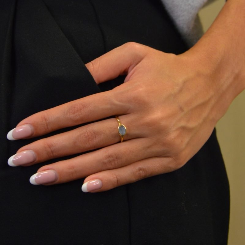 Notre bague Candice est le symbole même de l'élégance minimaliste. Confectionnée en plaqué or 3 microns, cette bague fine et délicate met en valeur la beauté naturelle de la pierre Labradorite ovale qui trône au centre. Bijou porté, Crédit GEMITY.
