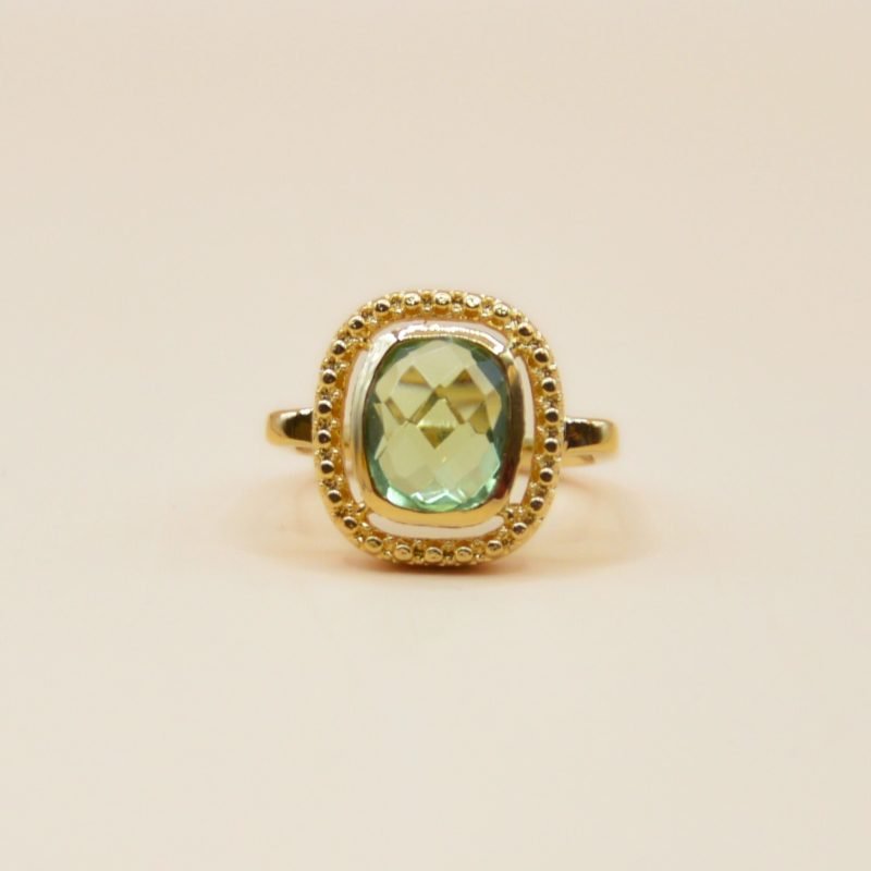 Sublimez votre style avec cette bague en plaqué or, mettant en valeur une élégante améthyste verte entourée de motifs fins et délicats. Bijou seul, Crédit GEMITY