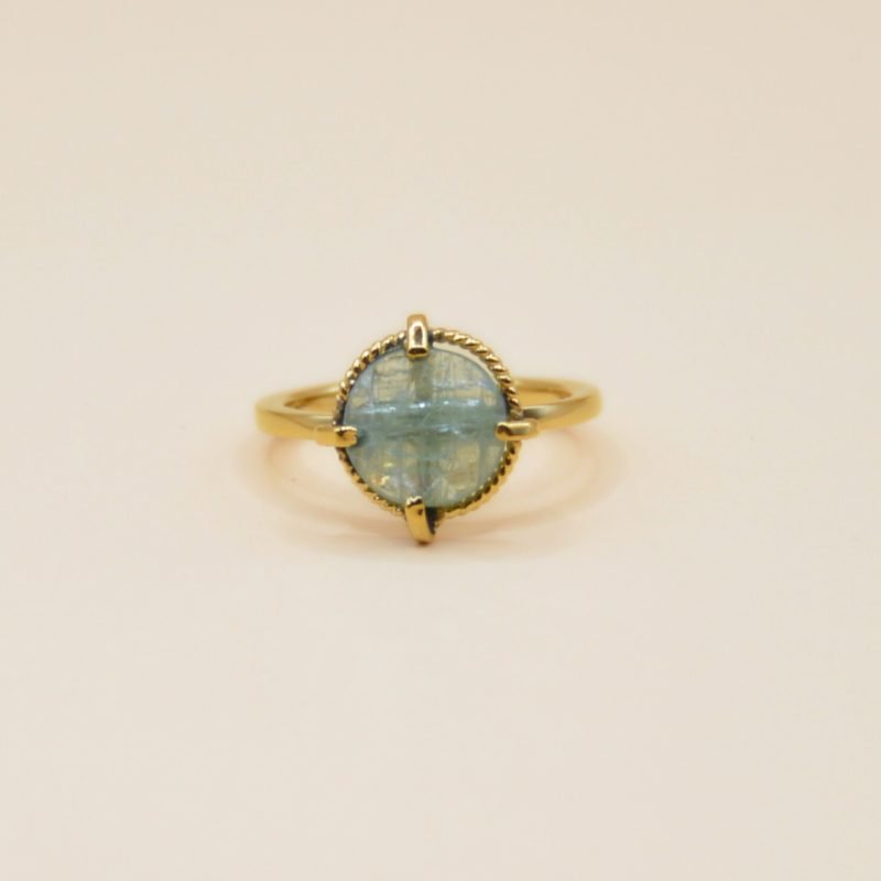 Magnifique bague ajustable en plaqué or 3 microns, ornée d'une pierre de kyanite verte. Bijou seul, Crédit GEMITY
