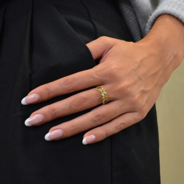 Découvrez notre magnifique bague fine Ondine, plaquée or parsemée d'améthystes vertes et de labradorite. Bijou porté, Crédit GEMITY.