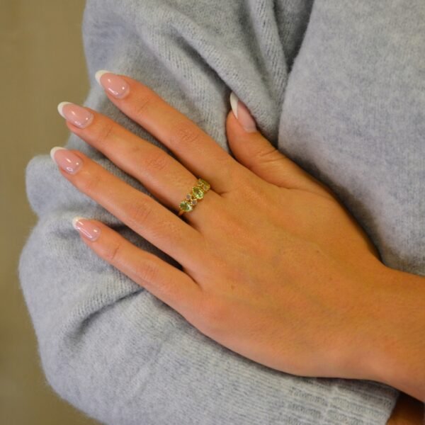 Découvrez notre magnifique bague fine Ondine, plaquée or parsemée d'améthystes vertes et de labradorite. Bijou porté, Crédit GEMITY.