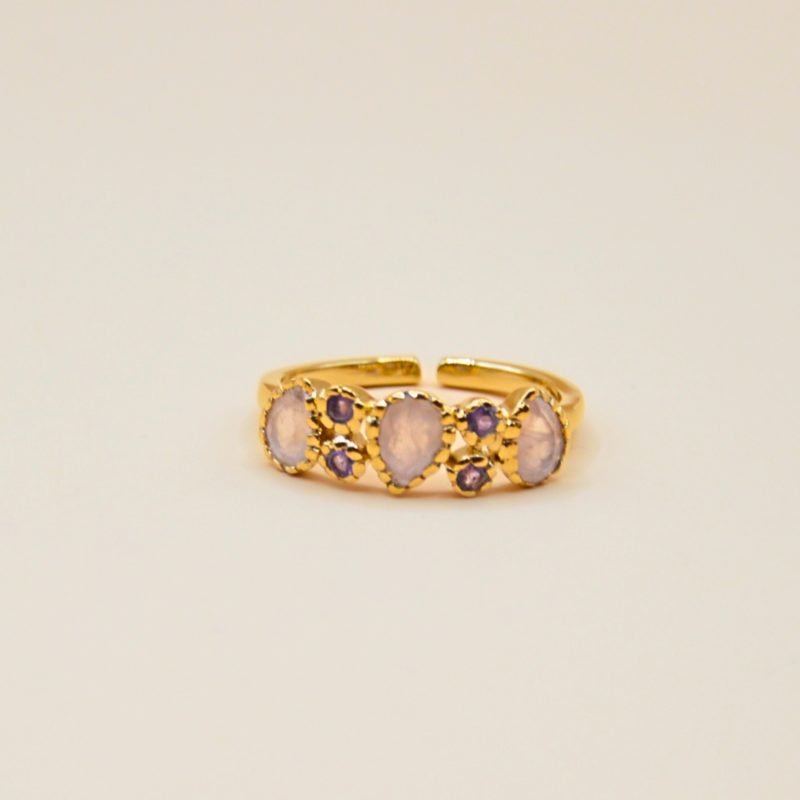 Notre bague Ondine en plaqué or est un bijou qui allie glamour et raffinement, ornée d'une succession de pierres semi-précieuses en quartz rose, améthyste, labradorite et zircon.. Bijou seul, Crédit GEMITY