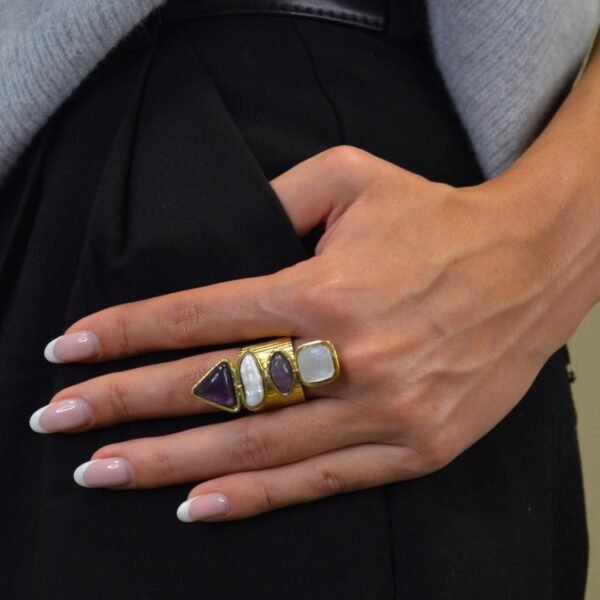 Magnifique bague ajusdtable composée de deux cabochons ovales, l'un en cornaline rouge vif et l'autre en onyx noir profond.. Bijou porté, Crédit GEMITY.