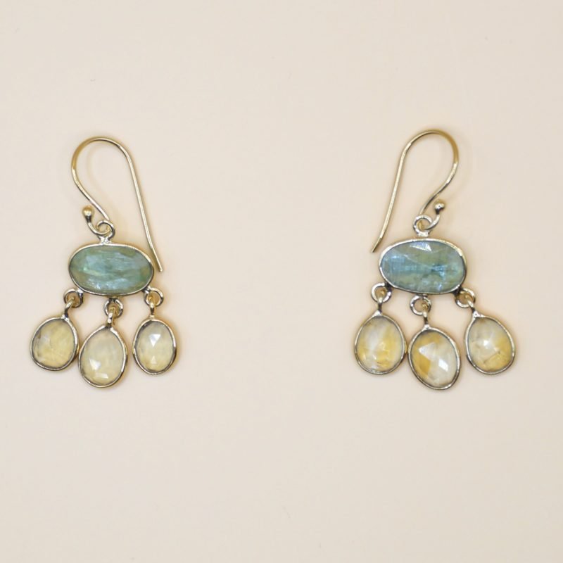 Adèle sont de superbes boucles d'oreilles en plaqué or 3 microns pendantes ornées de citrine étincelante et de trois kyanites vertes. Bijou seul, Crédit GEMITY