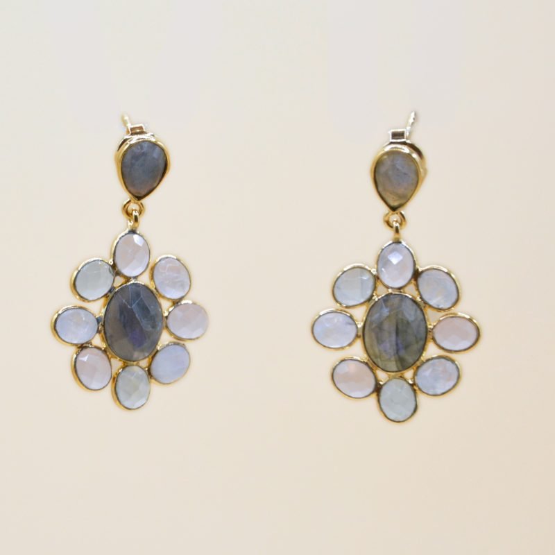 Magnifiques paire de boucles d'oreilles en plaqué or, composée de labradorite, de pierre de lune, de quartz rose, d'améthyste verte. . Bijou seul, Crédit GEMITY