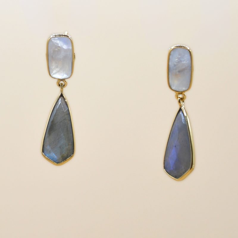 Magnifiques boucles d'oreilles articulées plaquées or 3 microns Terry. Ces créations raffinées mettent en valeur une pierre moonstone et une labradorite, offrant une touche de sophistication à chaque mouvement. Bijou seul, Crédit GEMITY