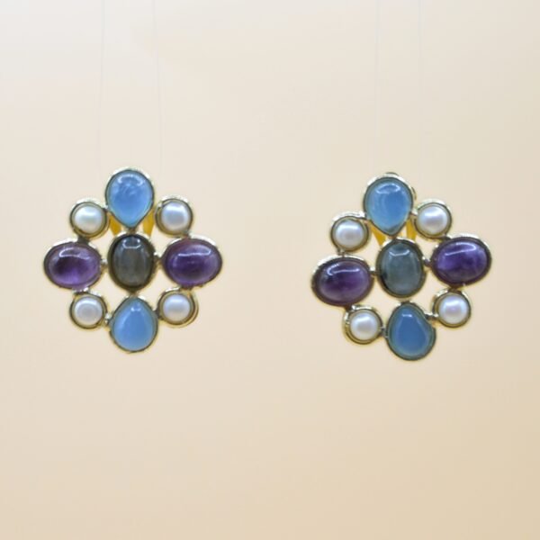 Superbes boucles d'oreilles clips ornées de pierres semi précieuses telles que la Perle, l'Améthyste, et la calcédoine bleue. Bijou seul, Crédit GEMITY