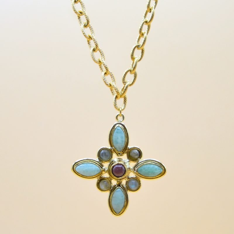 Pendentif exquis, orné de pétales en amazonite et labradorite. Au cœur de cette composition, une pierre de rhodonite captivante irradie une aura de mystère