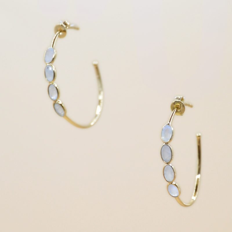 Magnifiques boucles d'oreilles créoles. Les petits ovales disposés sur les créoles sont des pierres de lune qui portent une beauté mystérieuse et envoûtent les sens. Bijou seul, Crédit GEMITY