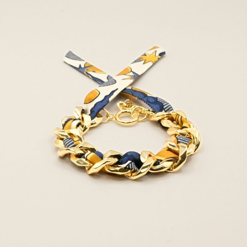 Choisissez ce magnifique bracelet pour le plaisir de toutes celles qui aiment les bijoux à accumuler et les chaînes. Ce bracelet est accompagné du ruban cirque des rêves neutre. Bijou seul, Crédit GEMITY