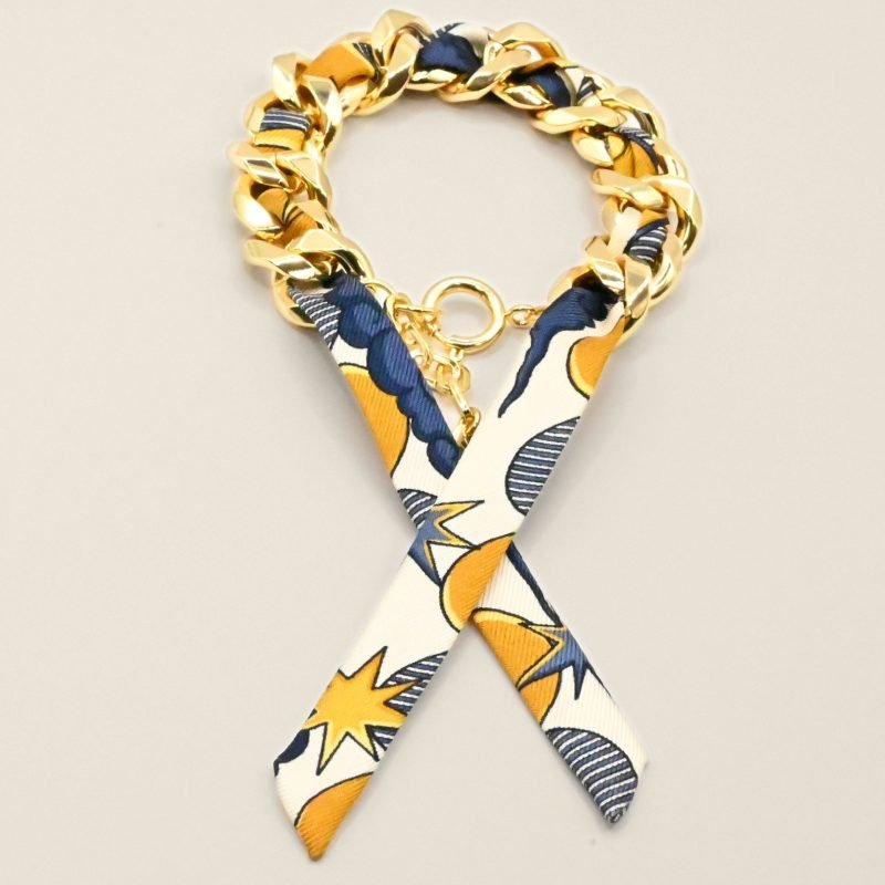 Choisissez ce magnifique bracelet pour le plaisir de toutes celles qui aiment les bijoux à accumuler et les chaînes. Ce bracelet est accompagné du ruban cirque des rêves neutre. Bijou seul, Crédit GEMITY