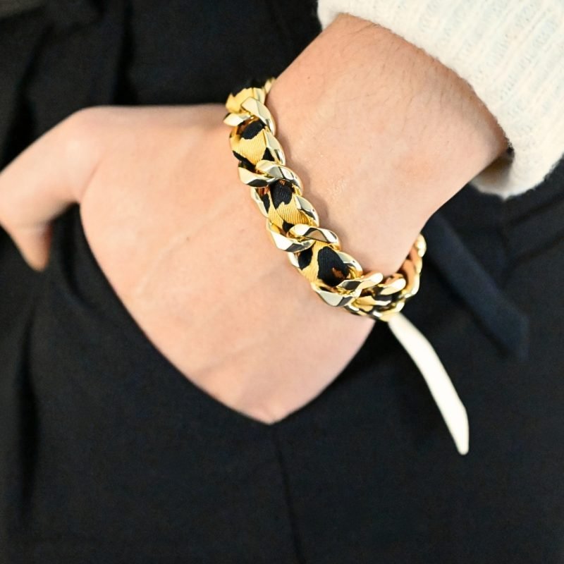 Choisissez ce magnifique bracelet pour le plaisir de toutes celles qui aiment les bijoux à accumuler et les chaînes. Ce bracelet est accompagné du ruban léopard. Bijou porté, Crédit GEMITY.