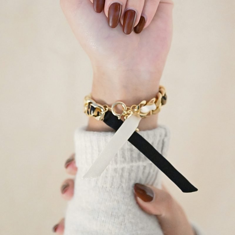 Choisissez ce magnifique bracelet pour le plaisir de toutes celles qui aiment les bijoux à accumuler et les chaînes. Ce bracelet est accompagné du ruban léopard. Bijou porté, Crédit GEMITY.