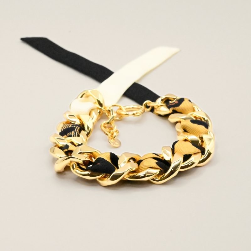 Choisissez ce magnifique bracelet pour le plaisir de toutes celles qui aiment les bijoux à accumuler et les chaînes. Ce bracelet est accompagné du ruban léopard. Bijou seul, Crédit GEMITY