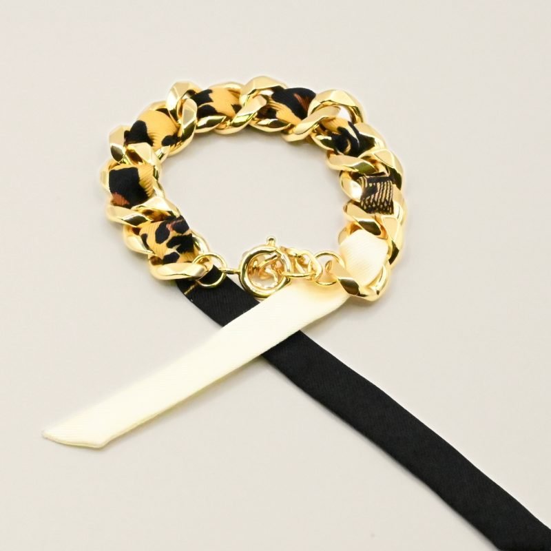 Choisissez ce magnifique bracelet pour le plaisir de toutes celles qui aiment les bijoux à accumuler et les chaînes. Ce bracelet est accompagné du ruban léopard. Bijou seul, Crédit GEMITY