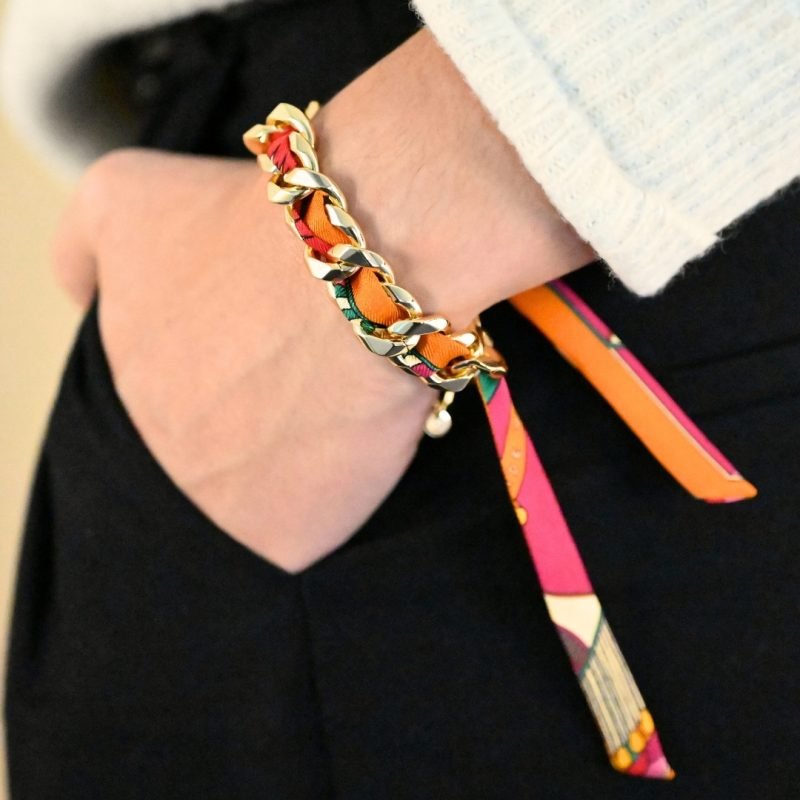 Choisissez ce magnifique bracelet pour le plaisir de toutes celles qui aiment les bijoux à accumuler et les chaînes. Ce bracelet est accompagné du ruban perfect match coloré. Bijou porté, Crédit GEMITY.
