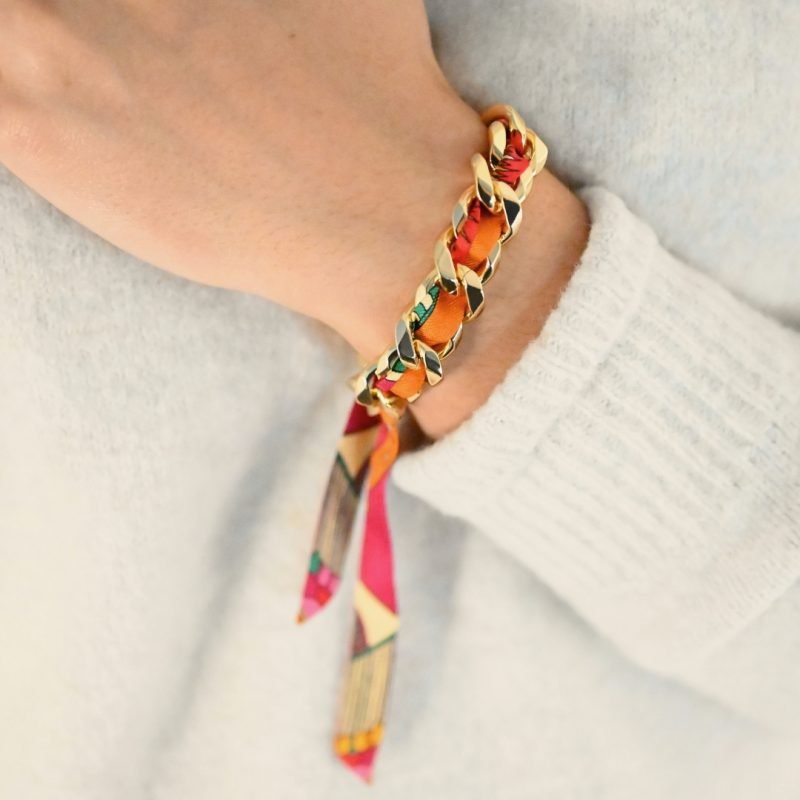 Choisissez ce magnifique bracelet pour le plaisir de toutes celles qui aiment les bijoux à accumuler et les chaînes. Ce bracelet est accompagné du ruban perfect match coloré. Bijou porté, Crédit GEMITY.