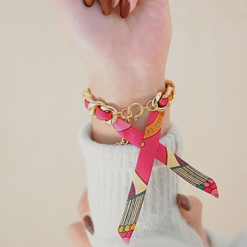 Choisissez ce magnifique bracelet pour le plaisir de toutes celles qui aiment les bijoux à accumuler et les chaînes. Ce bracelet est accompagné du ruban perfect match coloré. Bijou porté, Crédit GEMITY.