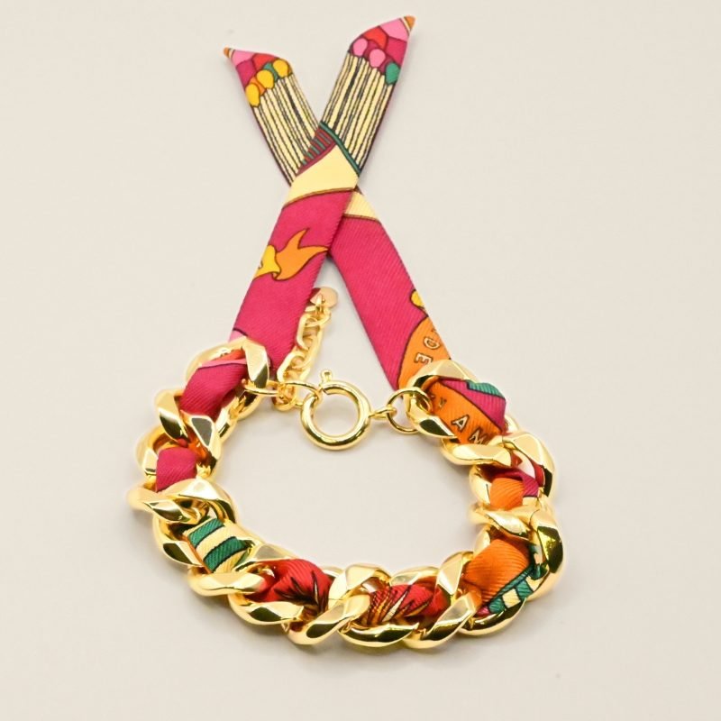 Choisissez ce magnifique bracelet pour le plaisir de toutes celles qui aiment les bijoux à accumuler et les chaînes. Ce bracelet est accompagné du ruban perfect match coloré. Bijou seul, Crédit GEMITY
