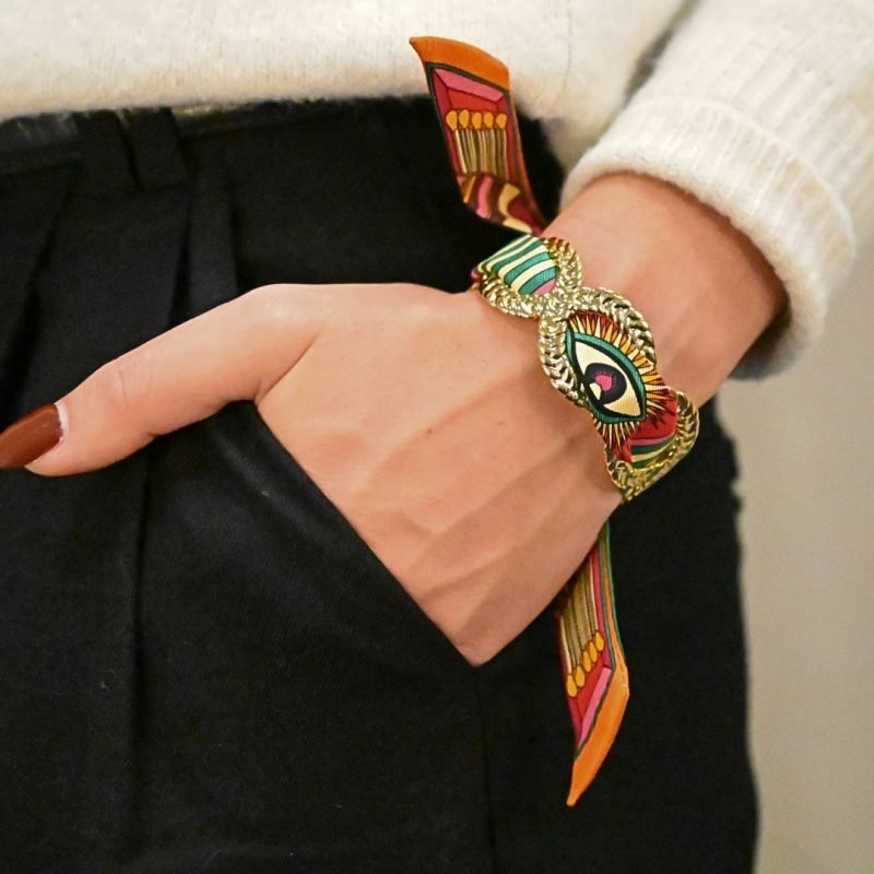 La manchette Tresse est entièrement ajourée, elle est portée avec ruban le ruban en soie perfect match coloré. Bijou porté, Crédit GEMITY.