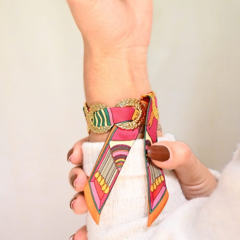 La manchette Tresse est entièrement ajourée, elle est portée avec ruban le ruban en soie perfect match coloré. Bijou porté, Crédit GEMITY.