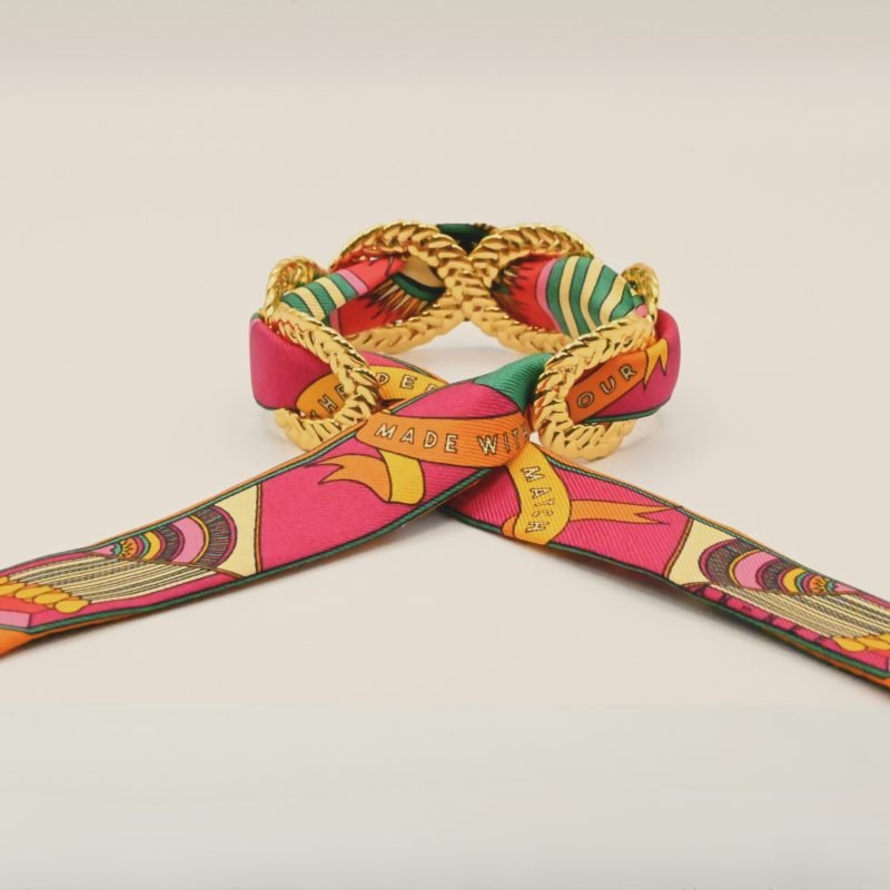 La manchette Tresse est entièrement ajourée, elle est portée avec ruban le ruban en soie perfect match coloré. Bijou seul, Crédit GEMITY