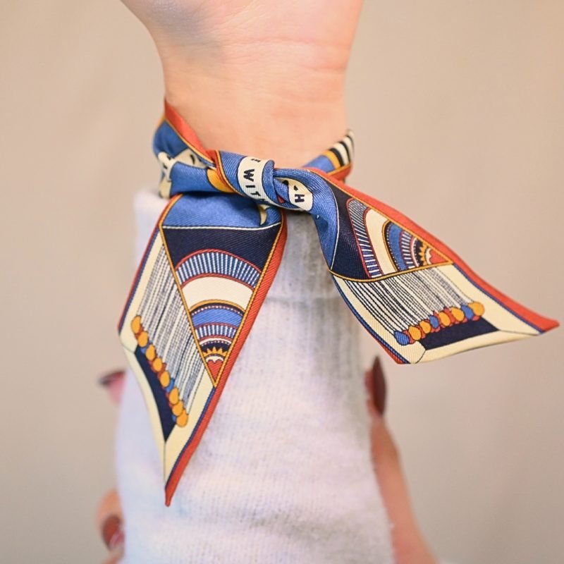 Voici notre nouvel ornement dédié à nos rubans en soie de 4 cm. Une vraie beauté inspirée de l'univers du Cirque, incrustée d'un strass facetté tie & dye rose (bicolore). Cet ornement est porté avec le ruban carrousel neutre. Bijou porté, Crédit GEMITY.