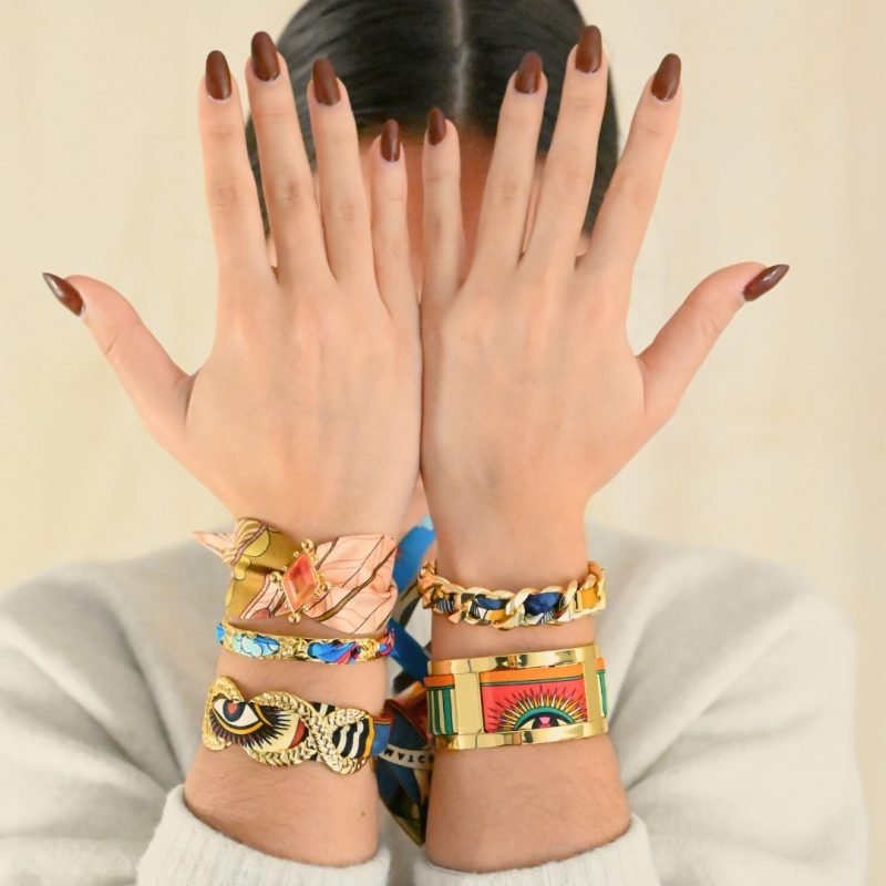 Choisissez ce magnifique bracelet pour le plaisir de toutes celles qui aiment les bijoux à accumuler et les chaînes. Ce bracelet est accompagné du ruban cirque des rêves neutre. Bijou porté, Crédit GEMITY.