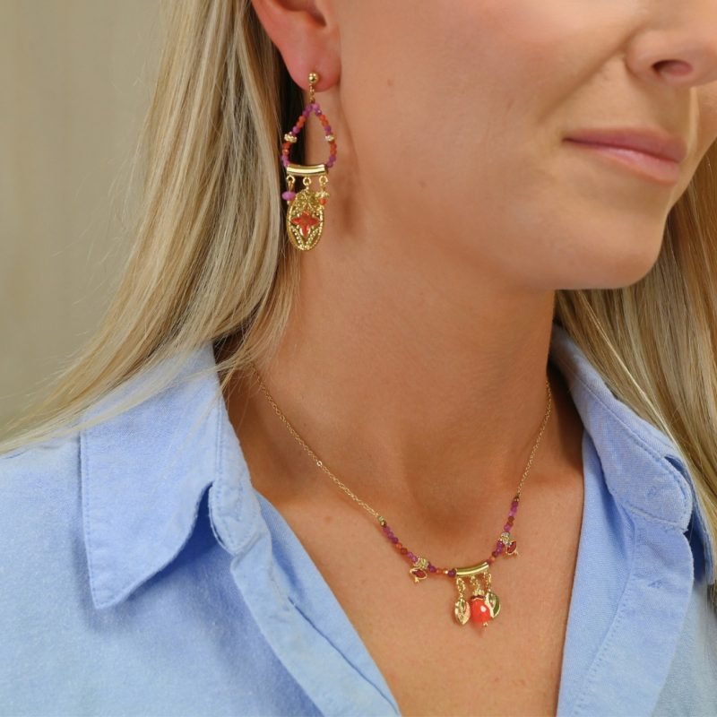 Ces boucles d’oreilles sont un véritable hommage à l’art indien. Chaque pièce est façonnée et émaillée à la main, mettant en valeur le savoir-faire traditionnel. Les pendentifs ovales évoquent des éléments floraux tels que le lotus, symbole porte-bonheur. Bijou porté, Crédit GEMITY.