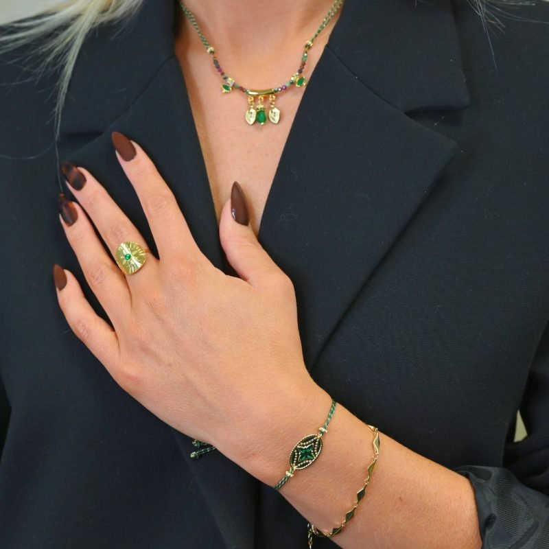 Avec sa petite boule coulissante, il suffit de passer le collier et de resserrer la boule jusqu'à la taille voulue (se porte court). FACILE et convient à tous les cous ! Les pampilles feuilles rappellent l'univers luxuriant des motifs indiens, les rondelles de strass soulignent les pierres serties et les fines perles donnent du cachet à ce collier bohème. Bijou porté, Crédit GEMITY.
