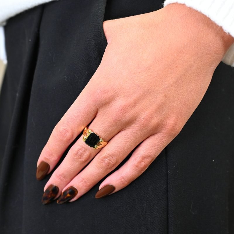 Bague réglable extra plate dorée à l'or fin et émaillée. Bijou porté, Crédit GEMITY.