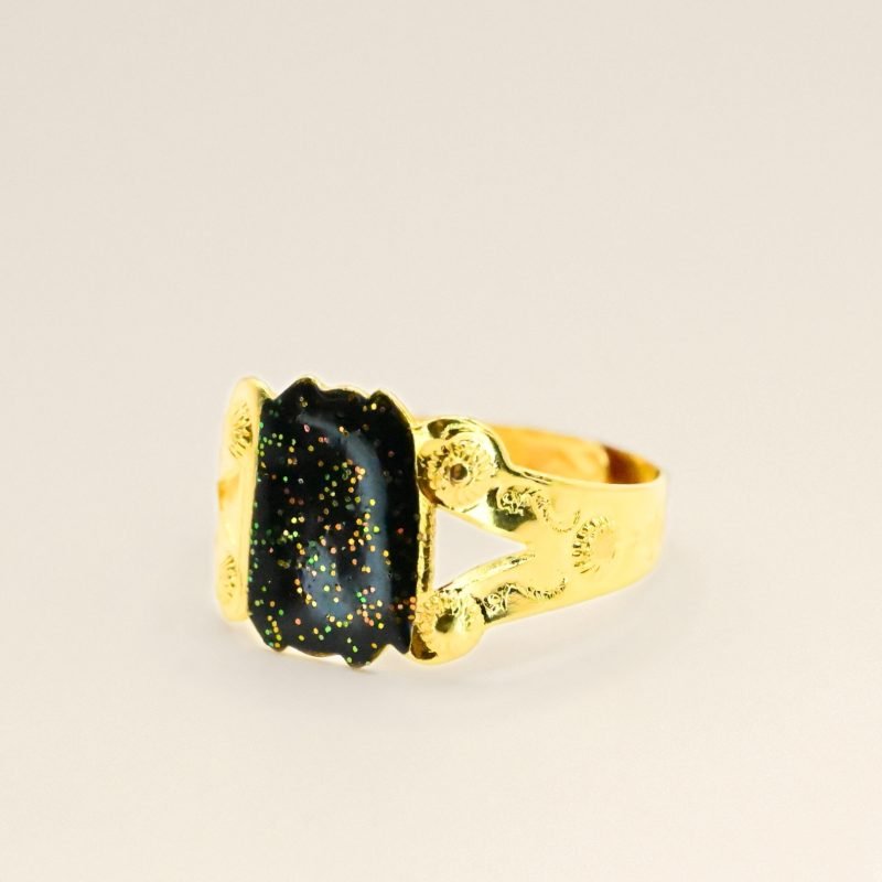 Bague réglable extra plate dorée à l'or fin et émaillée. Bijou seul, Crédit GEMITY