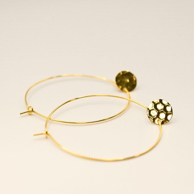 Créoles avec pastilles martelées dorées à l'or fin. Bijou seul, Crédit GEMITY