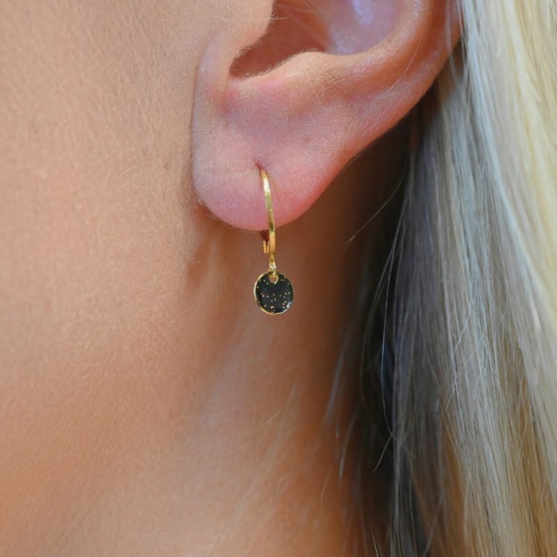 Boucles d'oreilles créoles plaqué or (3 microns) mini rond émaillé. Bijou porté, Crédit GEMITY.